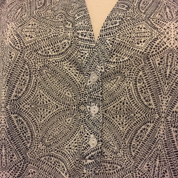 H&M Geometric Print 3-Button Split V-neck Blouse - Picture 2 of 6